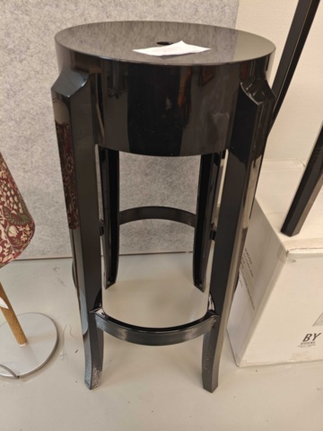 1564950-4 2st Kartell pallar samt 2 lampor