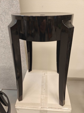 1564950-7 2st Kartell pallar samt 2 lampor