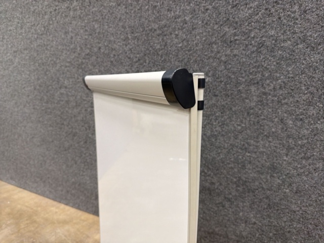 1605948-2 Presentationstavla på stativ 700x1000 mm
