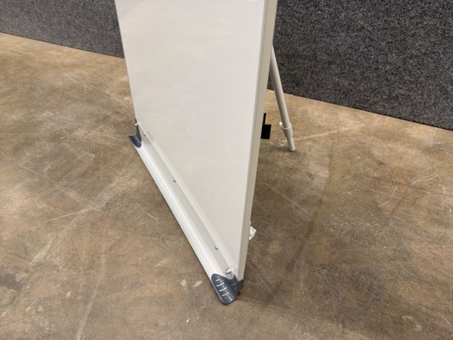 1605948-3 Presentationstavla på stativ 700x1000 mm