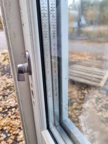 1408062-2 Vitmålad dörr med isolerglas