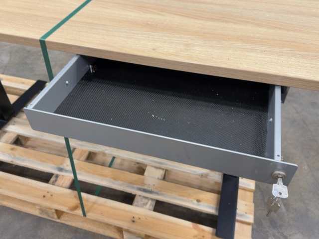 1605752-17 Skrivbord QBUS T-stativ, 1600x800 mm, svart, ek