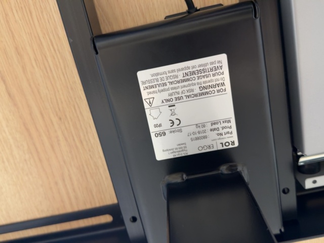 1605753-9 Skrivbord QBUS T-stativ, 1600x800 mm, svart, ek