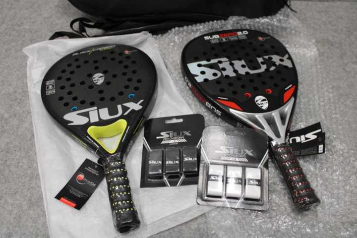 1558766-3 Två padelrack, ryggsäck och grepptejp