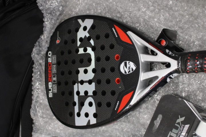 1558766-7 Två padelrack, ryggsäck och grepptejp