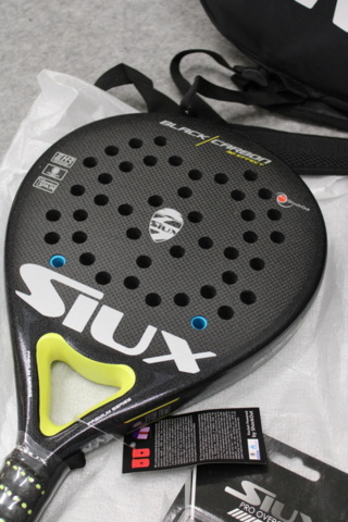 1558766-8 Två padelrack, ryggsäck och grepptejp