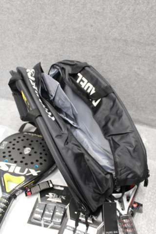 1558766-9 Två padelrack, ryggsäck och grepptejp