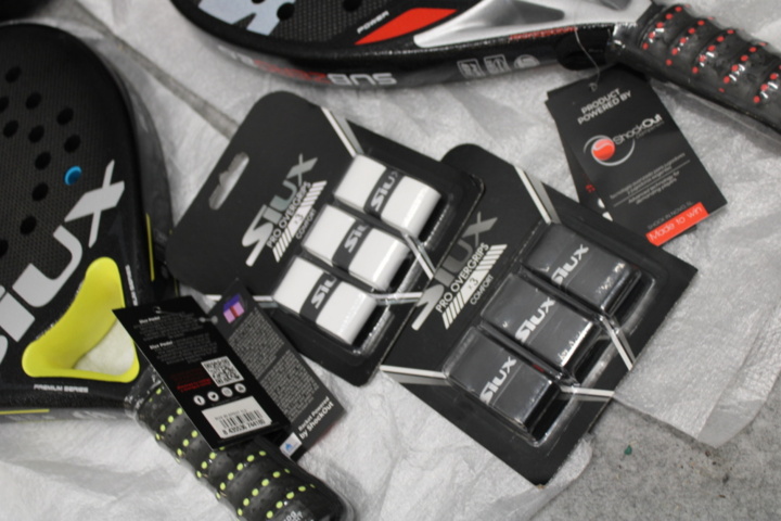 1558767-4 Två padelrack, ryggsäck och grepptejp