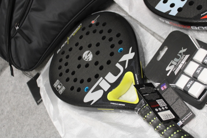 1558767-5 Två padelrack, ryggsäck och grepptejp