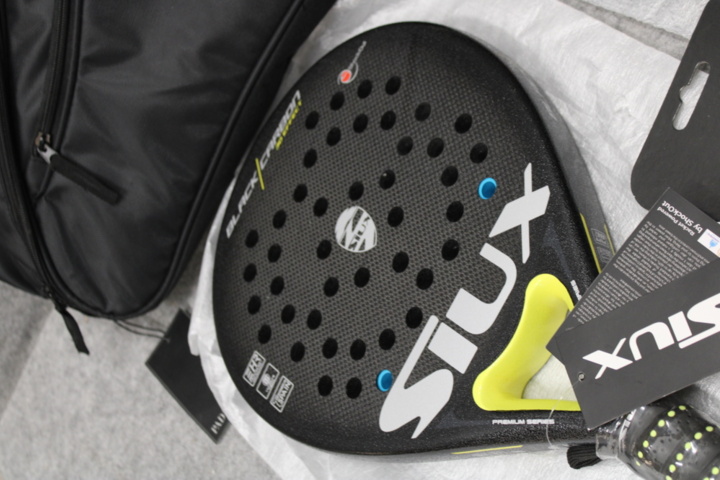 1558767-8 Två padelrack, ryggsäck och grepptejp