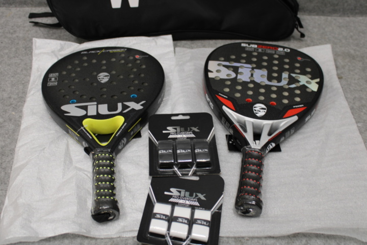 1558768-3 Två padelrack, ryggsäck och grepptejp