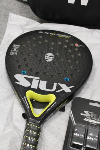 1558768-6 Två padelrack, ryggsäck och grepptejp