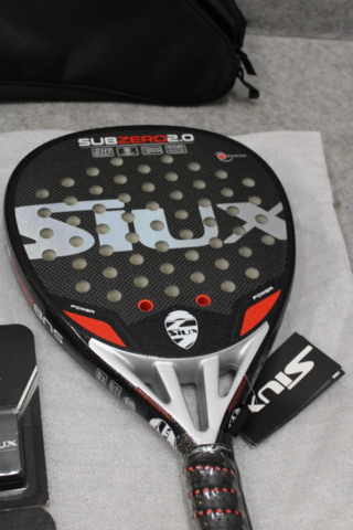 1558768-8 Två padelrack, ryggsäck och grepptejp