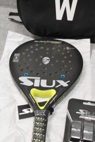 1558768-9 Två padelrack, ryggsäck och grepptejp