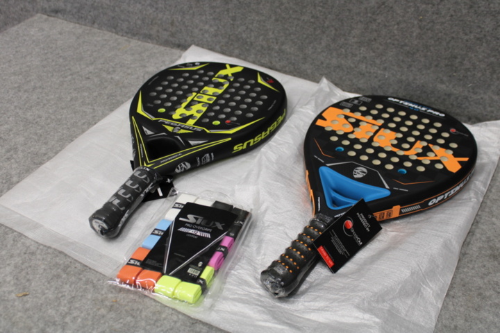 1558778-3 Två padelrack Siux
