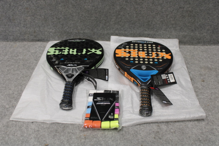 1558779-2 Två padelrack Siux