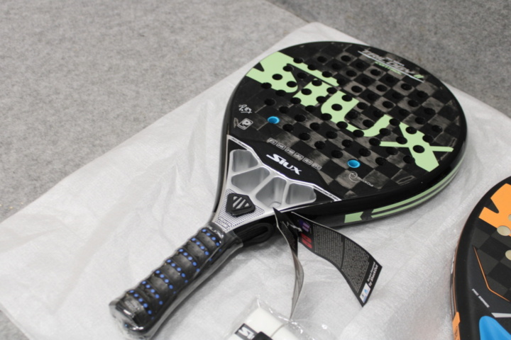 1558779-4 Två padelrack Siux