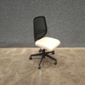 1605916-2 Kontorsstol MARLOW – Svart ryggstöd i mesh, beige sits