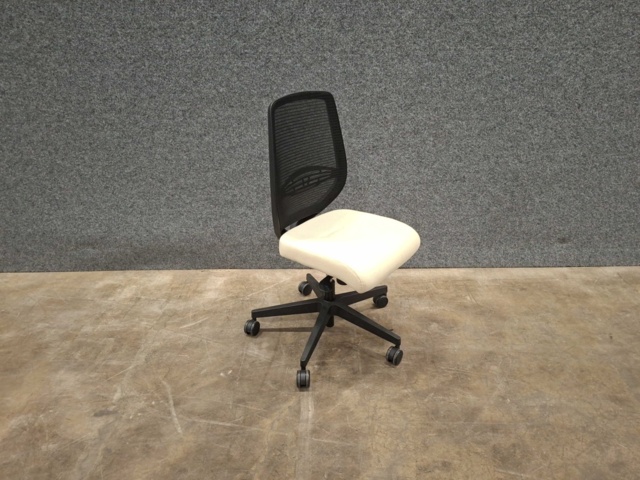 1605916-2 Kontorsstol MARLOW – Svart ryggstöd i mesh, beige sits