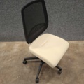 1605916-3 Kontorsstol MARLOW – Svart ryggstöd i mesh, beige sits