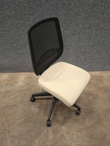 1605916-3 Kontorsstol MARLOW – Svart ryggstöd i mesh, beige sits