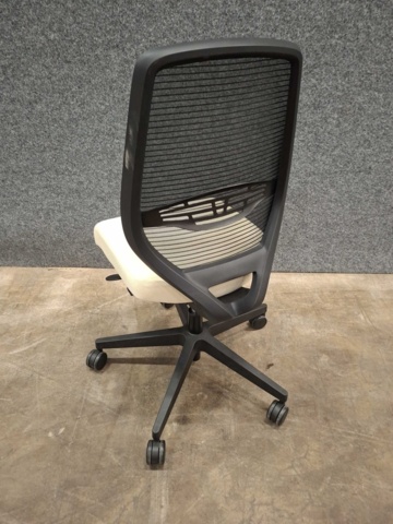 1605916-4 Kontorsstol MARLOW – Svart ryggstöd i mesh, beige sits