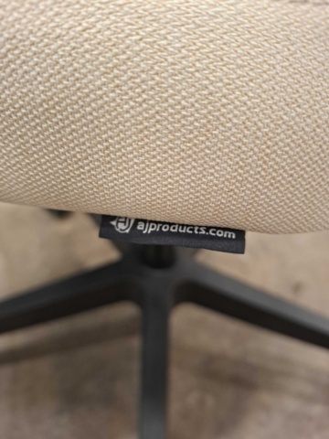 1605916-5 Kontorsstol MARLOW – Svart ryggstöd i mesh, beige sits