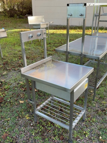 1607924-2 Begagnad rostfri bänk med blandare och förspolningsdusch.
