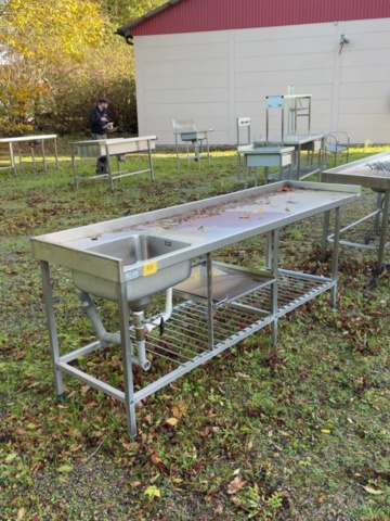 1607925-3 Begagnad rostfri bänk med blandare, kulventil och silhink.