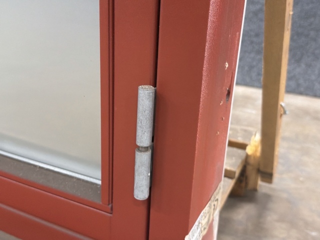 1604898-5 Öppningsbart fönster 12x13, röd utsida, vit insida - träfönster