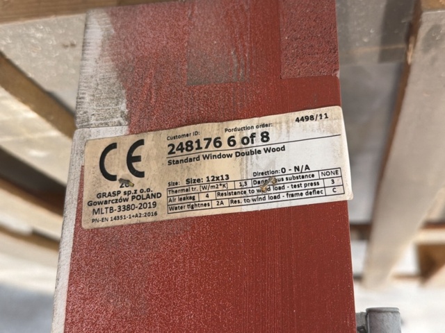 1604898-6 Öppningsbart fönster 12x13, röd utsida, vit insida - träfönster