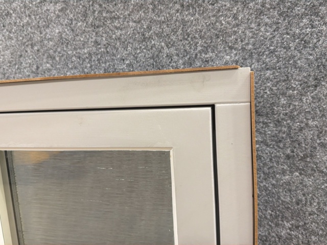 1608363-4 Öppningsbart fönster 3-glas frostat 5x13, ljusgrå utsida, vit insida