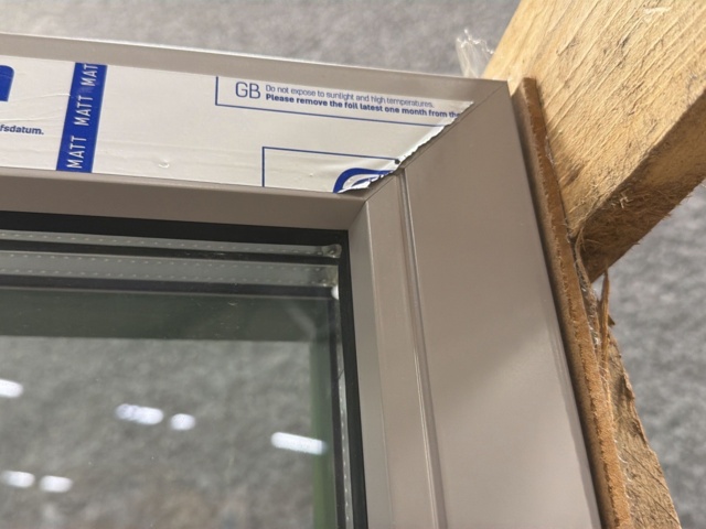 1608534-6 Fast fönster 3-glas trä/alu 20x21, ljusgrå utsida, grön insida
