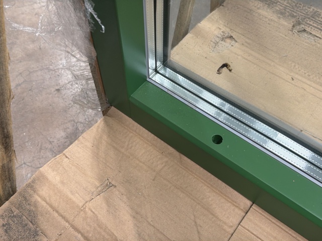 1608534-7 Fast fönster 3-glas trä/alu 20x21, ljusgrå utsida, grön insida