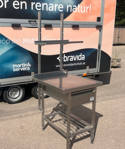 1607922-2 Begagnad rostfri bänk med överhylla på ståndare.