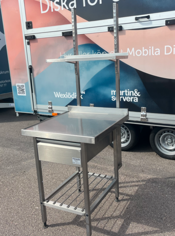 1607922-3 Begagnad rostfri bänk med överhylla på ståndare.