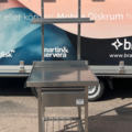 1607922-1 Begagnad rostfri bänk med överhylla på ståndare.