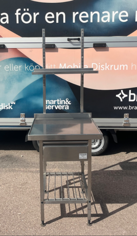 1607922-1 Begagnad rostfri bänk med överhylla på ståndare.