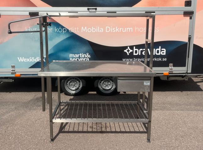 1607923-1 Begagnad rostfri bänk med överhylla på ståndare.