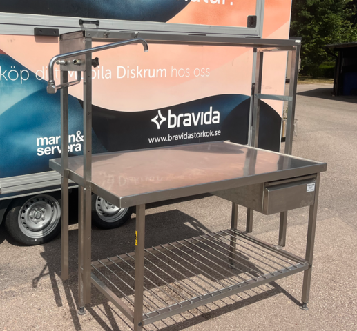 1607923-3 Begagnad rostfri bänk med överhylla på ståndare.