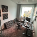 1548348-1 Studioutrustning, höj- och sänkbara skrivbord, akustikpaneler m.m.
