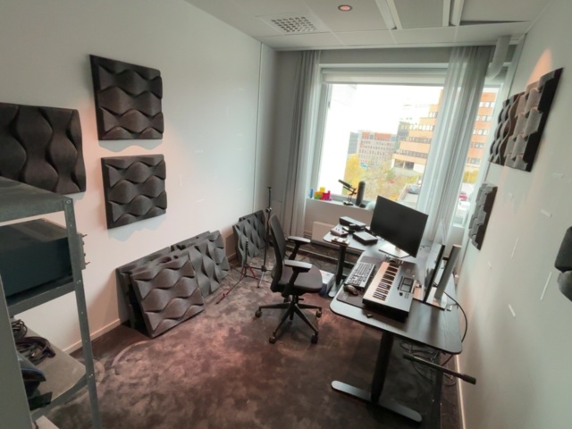 1548348-1 Studioutrustning, höj- och sänkbara skrivbord, akustikpaneler m.m.