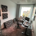1548348-56 Studioutrustning, höj- och sänkbara skrivbord, akustikpaneler m.m.