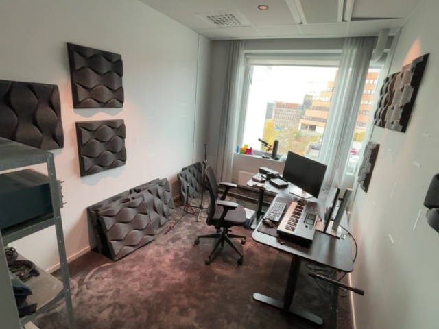 1548348-56 Studioutrustning, höj- och sänkbara skrivbord, akustikpaneler m.m.