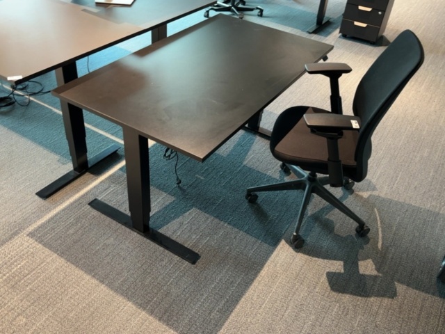 1548413-1 Height-adjustable desk & office chair