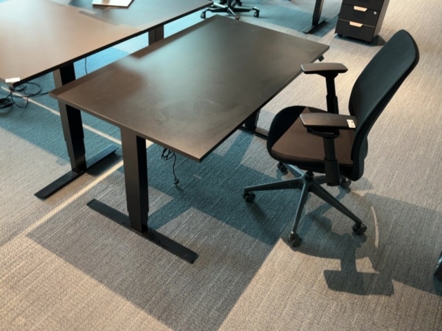 1548413-7 Height-adjustable desk & office chair