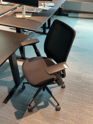 1548413-5 Height-adjustable desk & office chair
