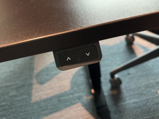 1548413-3 Height-adjustable desk & office chair