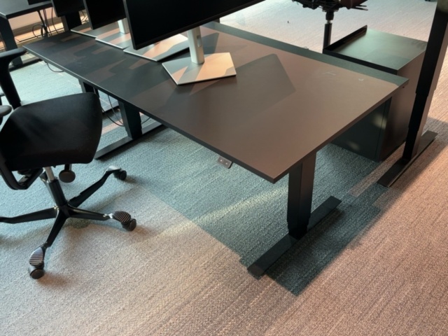 1548415-3 Office furniture for four workplaces