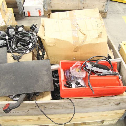 285481-1 Belysning- och eltillbehör för bil/lastbil m.m. 2 pallar